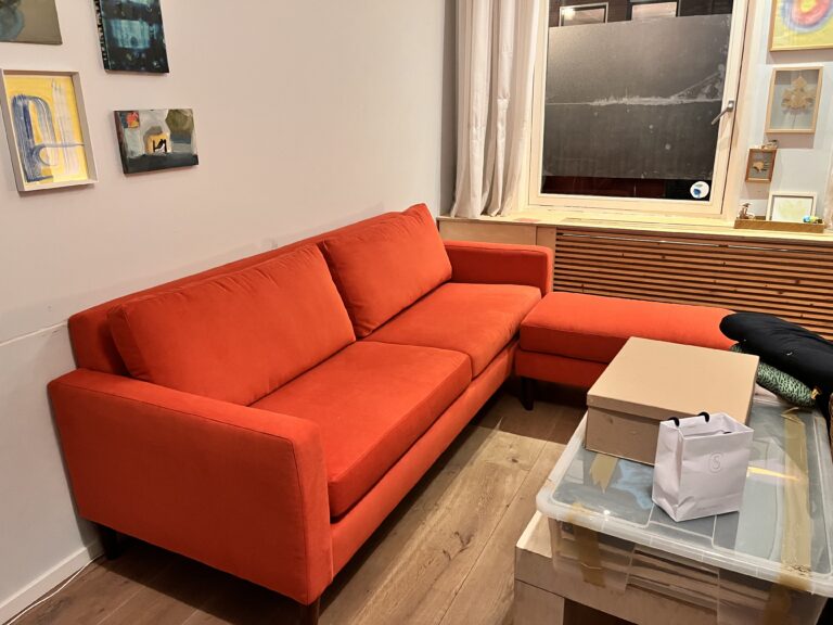 De opnieuw gestoffeerde bank. De sofa is zo goed als nieuw. Opnieuw gevuld en gestoffeerd in een oranje chenille
